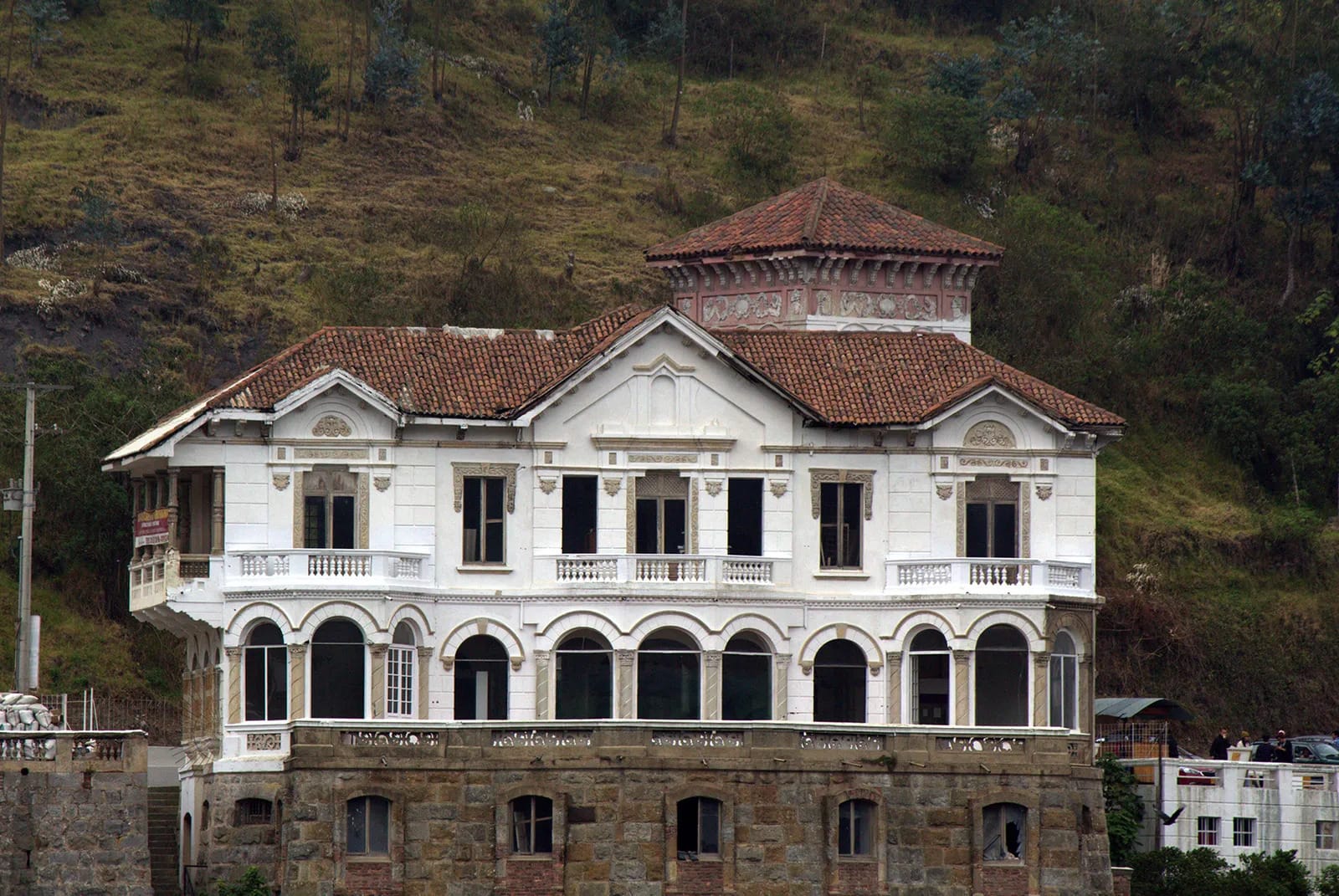 El misterio del Salto del Tequendama, a solo una hora de Bogotá. Explore sus leyendas de fantasmas, su historia ancestral y cómo visitarlo.