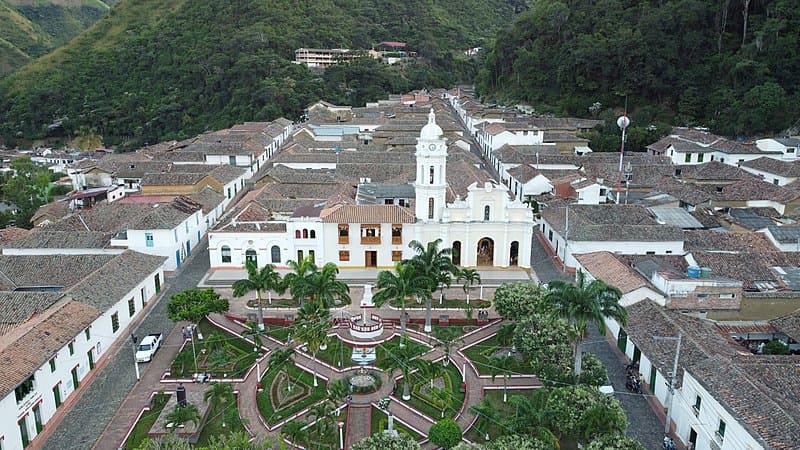 Descubra los pueblos fantasma de Colombia que debería visitar. Estos misteriosos lugares le ofrecen una experiencia entre ruinas, leyendas y fenómenos paranormales.