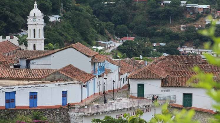 Descubra los pueblos fantasma de Colombia que debería visitar. Estos misteriosos lugares le ofrecen una experiencia entre ruinas, leyendas y fenómenos paranormales.