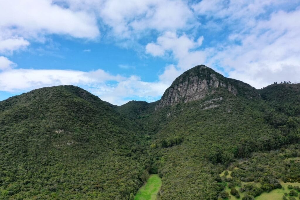 Peña de Juaica, el mejor lugar en Colombia para ver ovnis y su portal ancestral. Un destino lleno de historia y leyendas paranormales.