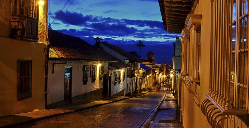 Las leyendas y fantasmas de la Calle Décima en Bogotá. Un recorrido histórico y paranormal que lo llevará a conocer los misterios más escalofriantes de la capital.