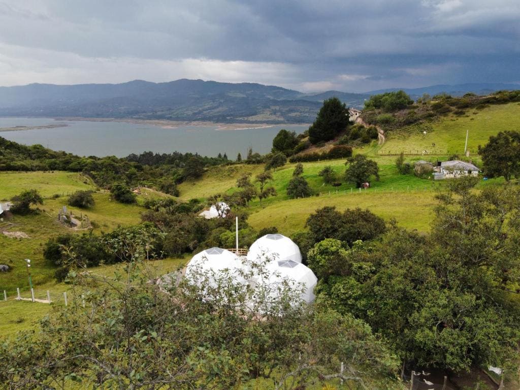 Guía para visitar la Laguna de Guatavita y Casa Loca: cómo llegar, qué hacer y los mejores planes turísticos en este destino imperdible.