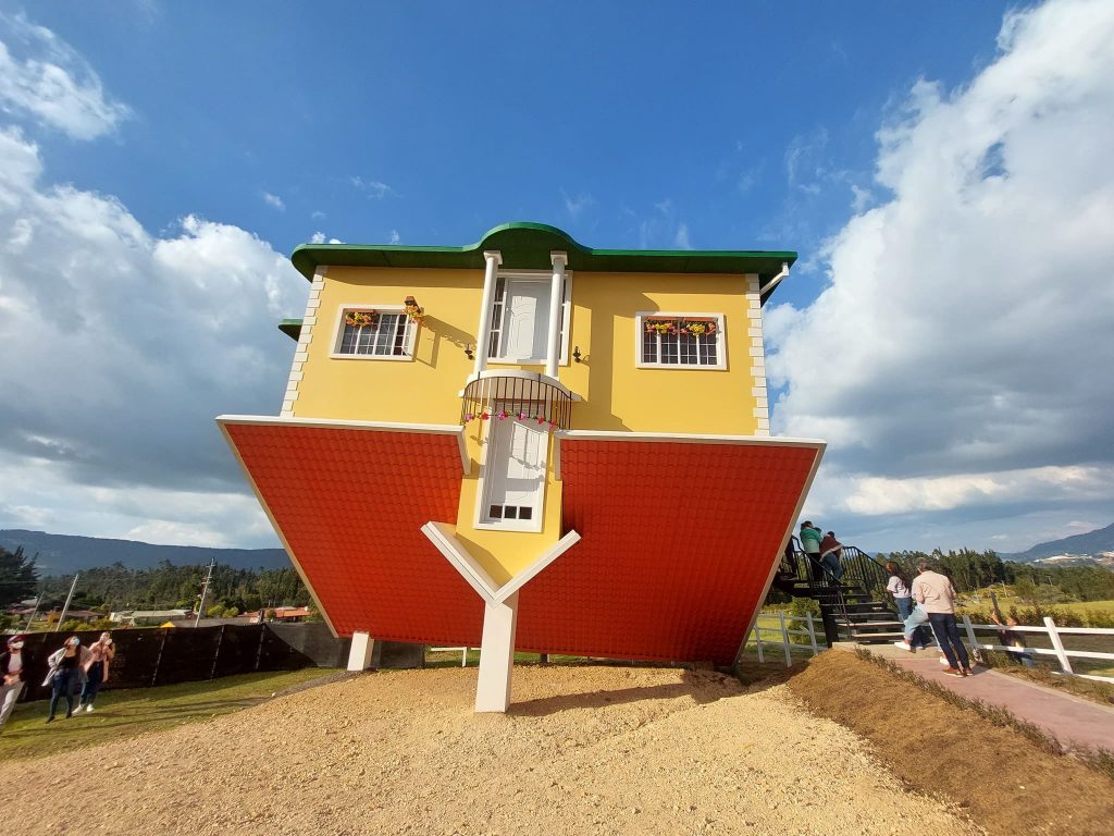 Guía para visitar la Laguna de Guatavita y Casa Loca: cómo llegar, qué hacer y los mejores planes turísticos en este destino imperdible.