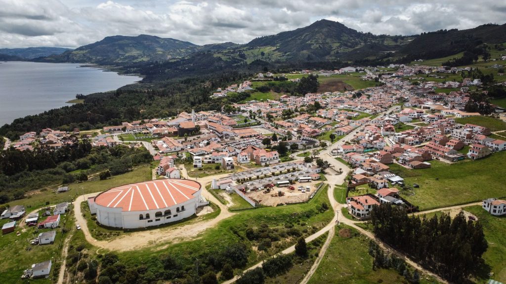 Guía para visitar la Laguna de Guatavita y Casa Loca: cómo llegar, qué hacer y los mejores planes turísticos en este destino imperdible.