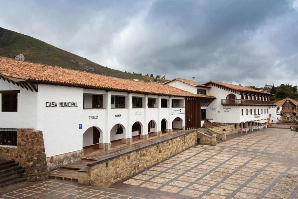 Guía para visitar la Laguna de Guatavita y Casa Loca: cómo llegar, qué hacer y los mejores planes turísticos en este destino imperdible.