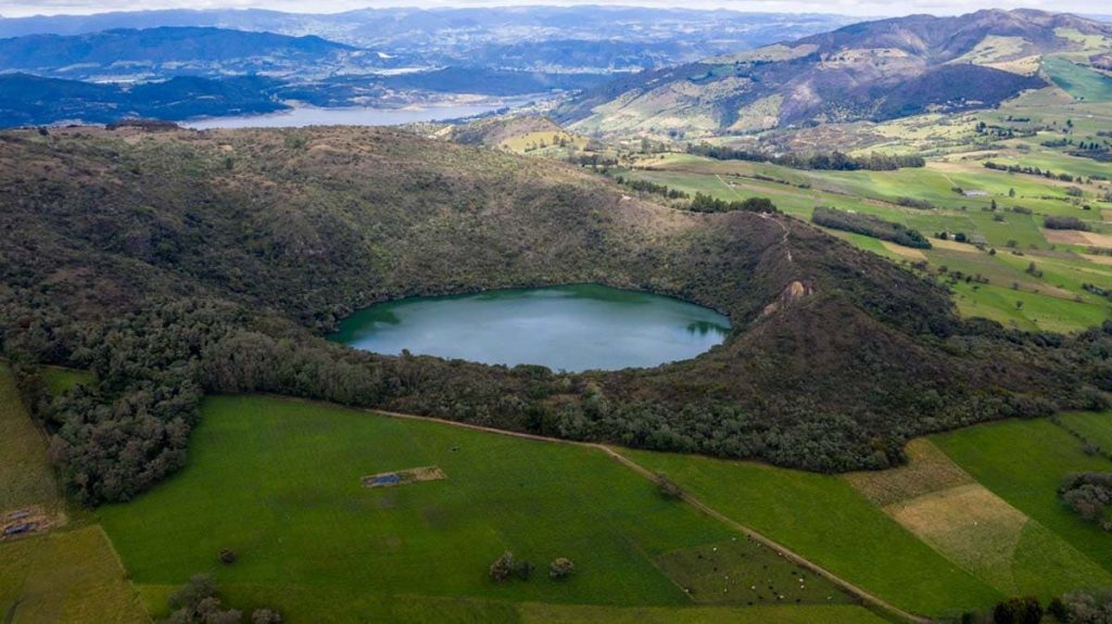 Guía para visitar la Laguna de Guatavita y Casa Loca: cómo llegar, qué hacer y los mejores planes turísticos en este destino imperdible.