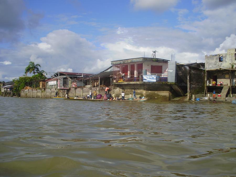 Ruinas del antiguo pueblo minero El Medio rodeadas por la selva del Chocó