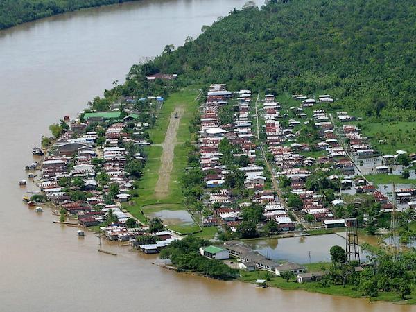 Ruinas del antiguo pueblo minero El Medio rodeadas por la selva del Chocó