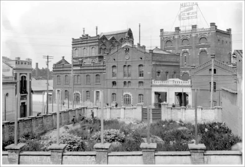 Antigua fábrica abandonada de Bavaria Bogotá cubierta de grafitis y vegetación urbana